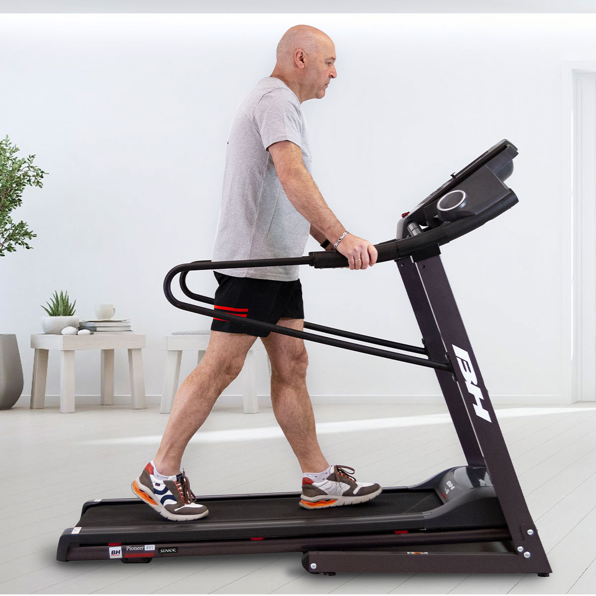 bh-fitness-pioneer-senior-g6484h-laufband-klappbar-handlauf image 7